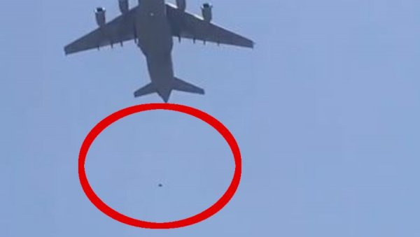 (УЗНЕМИРУЈУЋИ ВИДЕО) АВГАНИСТАНЦИ ПАДАЈУ СА АВИОНА У ЛЕТУ: Закачили се на летелицу у покушају да побегну из земље (УЗНЕМИРУЈУЋИ ВИДЕО) АВГАНИСТАНЦИ ПАДАЈУ СА АВИОНА У ЛЕТУ: Закачили се на летелицу у покушају да побегну из земље