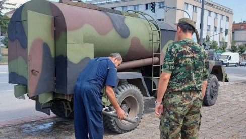 GRAĐANIMA UGROŽENIH OPŠTINA: Vojska Srbije nastavlja da pomaže u vodosnabdevanju GRAĐANIMA UGROŽENIH OPŠTINA: Vojska Srbije nastavlja da pomaže u vodosnabdevanju