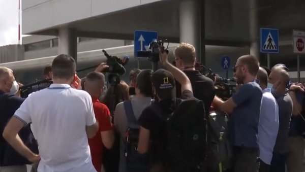 САРАДНИЦИ ОКУПАТОРА ЗБРИСАЛИ, СУПРУГЕ ОСТАВИЛИ ТАЛИБАНИМА: На римски аеродром стигло 70 путника из Кабула (ВИДЕО) САРАДНИЦИ ОКУПАТОРА ЗБРИСАЛИ, СУПРУГЕ ОСТАВИЛИ ТАЛИБАНИМА: На римски аеродром стигло 70 путника из Кабула (ВИДЕО)