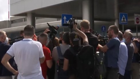 САРАДНИЦИ ОКУПАТОРА ЗБРИСАЛИ, СУПРУГЕ ОСТАВИЛИ ТАЛИБАНИМА: На римски аеродром стигло 70 путника из Кабула (ВИДЕО) САРАДНИЦИ ОКУПАТОРА ЗБРИСАЛИ, СУПРУГЕ ОСТАВИЛИ ТАЛИБАНИМА: На римски аеродром стигло 70 путника из Кабула (ВИДЕО)