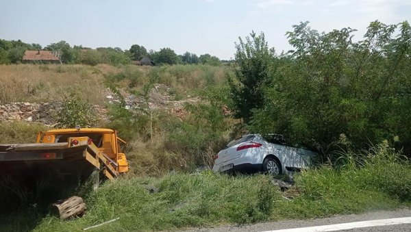 САОБРАЋАЈНА НЕСРЕЋА КОД БАНАТСКОГ КАРАЂОРЂЕВА: Аутомобил и возило шлеп службе завршили у каналу САОБРАЋАЈНА НЕСРЕЋА КОД БАНАТСКОГ КАРАЂОРЂЕВА: Аутомобил и возило шлеп службе завршили у каналу