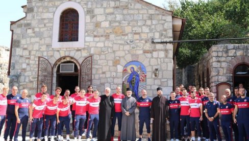 SVETA PETKA POMAŽE ZVEZDI: Deki i Borjan poveli igrače u kapelu na Kalemegdanu, molitva za uspeh (FOTO) SVETA PETKA POMAŽE ZVEZDI: Deki i Borjan poveli igrače u kapelu na Kalemegdanu, molitva za uspeh (FOTO)
