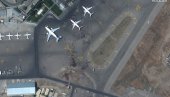 САТЕЛИТ ПОКАЗАО САВ ХАОС НА АЕРОДРОМУ: Авганистанци јуре од авиона до авиона како би побегли пред талибанима САТЕЛИТ ПОКАЗАО САВ ХАОС НА АЕРОДРОМУ: Авганистанци јуре од авиона до авиона како би побегли пред талибанима