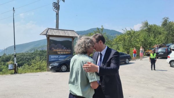 ВУЧИЋ И КУСТУРИЦА У ДРВЕНГРАДУ: Познати редитељ угостио председника и упознао га са овим туристичким местом (ФОТО) ВУЧИЋ И КУСТУРИЦА У ДРВЕНГРАДУ: Познати редитељ угостио председника и упознао га са овим туристичким местом (ФОТО)
