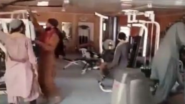 ТАЛИБАНИ ОСВОЈИЛИ ТЕРЕТАНУ: Невероватан снимак из председничке палате у Кабулу (ВИДЕО) ТАЛИБАНИ ОСВОЈИЛИ ТЕРЕТАНУ: Невероватан снимак из председничке палате у Кабулу (ВИДЕО)