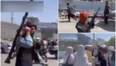 (УЗНЕМИРУЈУЋЕ) ХАОС НА АЕРОДРОМУ У КАБУЛУ: Талибани пуцају док народ бежи у паници (ВИДЕО) (УЗНЕМИРУЈУЋЕ) ХАОС НА АЕРОДРОМУ У КАБУЛУ: Талибани пуцају док народ бежи у паници (ВИДЕО)