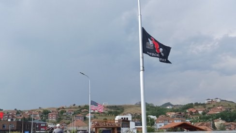 DVOGLAVI ORAO NA ULAZU U SEVERNU KOSOVSKU MITROVICU: Alabanski nacionalni simboli i slike političara sve uočljiviji i na ulazu u grad (FOTO) DVOGLAVI ORAO NA ULAZU U SEVERNU KOSOVSKU MITROVICU: Alabanski nacionalni simboli i slike političara sve uočljiviji i na ulazu u grad (FOTO)