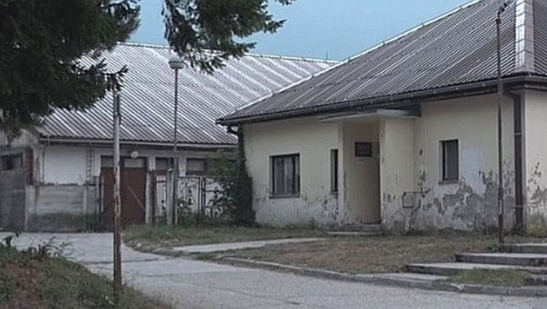 СКИДА СЕ ВЕО ТАЈНЕ СА ТАРЕ: У Фабрику дувана у Мојковцу после више од десет година ушли истражитељи тужилаштва СКИДА СЕ ВЕО ТАЈНЕ СА ТАРЕ: У Фабрику дувана у Мојковцу после више од десет година ушли истражитељи тужилаштва
