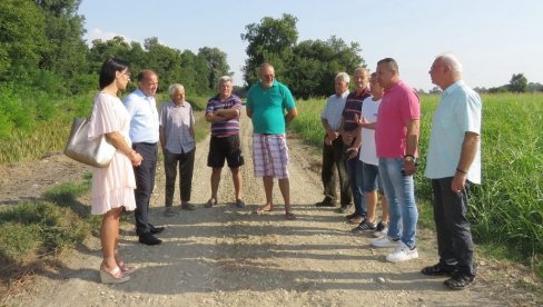 LAKŠE DO 100.000 HEKTARA: Lokalna samouprava u Šapcu nastavlja uređenje atarskih, nekategorisanih puteva do njiva LAKŠE DO 100.000 HEKTARA: Lokalna samouprava u Šapcu nastavlja uređenje atarskih, nekategorisanih puteva do njiva