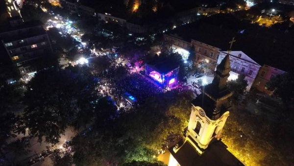 ЗА ЗВЕЗДЕ ПЛАЋЕН ЦЕХ 11 МИЛИОНА: Завршени “Дани лудаје” у Кикинди ЗА ЗВЕЗДЕ ПЛАЋЕН ЦЕХ 11 МИЛИОНА: Завршени “Дани лудаје” у Кикинди