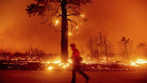 СПАЉЕНО 50 КУЋА: Пожари се не смирују у Северној Калифорнији (ФОТО) СПАЉЕНО 50 КУЋА: Пожари се не смирују у Северној Калифорнији (ФОТО)