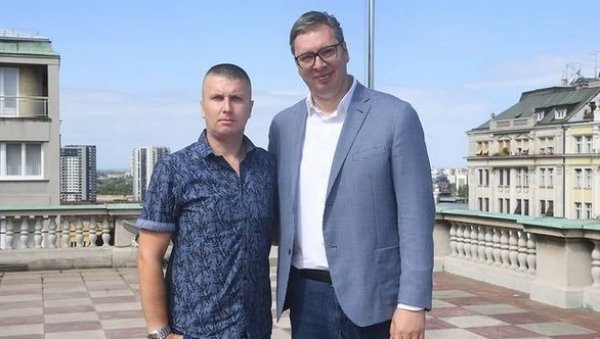 НЕКА ЖИВИ НАШ НАРОД НА КОСОВУ И МЕТОХИЈИ: Вучић се састао са Богданом Букумирићем кога су Албанци тешко ранили пре 18 година НЕКА ЖИВИ НАШ НАРОД НА КОСОВУ И МЕТОХИЈИ: Вучић се састао са Богданом Букумирићем кога су Албанци тешко ранили пре 18 година