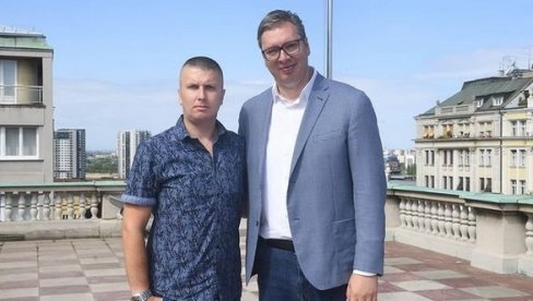 NEKA ŽIVI NAŠ NAROD NA KOSOVU I METOHIJI: Vučić se sastao sa Bogdanom Bukumirićem koga su Albanci teško ranili pre 18 godina NEKA ŽIVI NAŠ NAROD NA KOSOVU I METOHIJI: Vučić se sastao sa Bogdanom Bukumirićem koga su Albanci teško ranili pre 18 godina