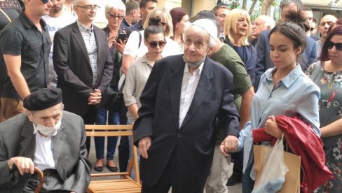 КАМЕН СЕЋАЊА И ПОЧАСТ ИВАНУ ИВАЊИЈУ: Обележено 80 година од прогона банатских Јевреја (ФОТО/ВИДЕО) КАМЕН СЕЋАЊА И ПОЧАСТ ИВАНУ ИВАЊИЈУ: Обележено 80 година од прогона банатских Јевреја (ФОТО/ВИДЕО)