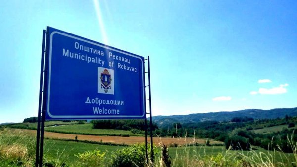 ДОБРОДОШЛИЦА КРОЗ САОБРАЋАЈНУ СИГНАЛИЗАЦИЈУ: На уласку у рековачку општину постављена табла ДОБРОДОШЛИЦА КРОЗ САОБРАЋАЈНУ СИГНАЛИЗАЦИЈУ: На уласку у рековачку општину постављена табла