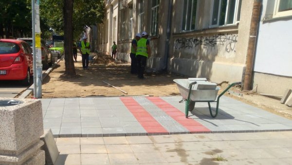 РАДОВИ У ЦЕНТРУ ПОЖАРЕВЦА: Почело поплочавање тротоара у Лоле Рибара РАДОВИ У ЦЕНТРУ ПОЖАРЕВЦА: Почело поплочавање тротоара у Лоле Рибара
