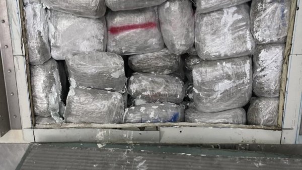 СПРЕЧЕН ШВЕРЦ ДРОГЕ У СРБИЈУ: Црногорска царина запленила пакете сканка СПРЕЧЕН ШВЕРЦ ДРОГЕ У СРБИЈУ: Црногорска царина запленила пакете сканка