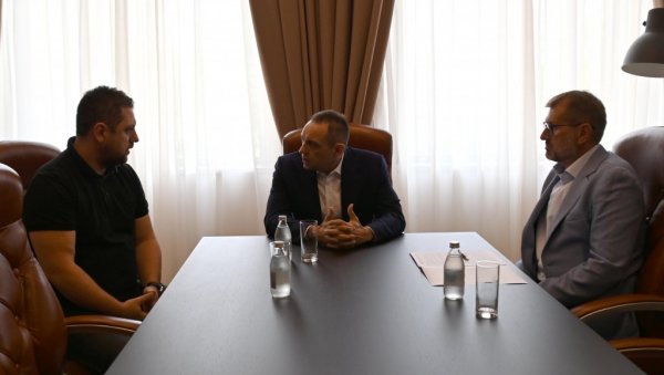 МИНИСТАР ВУЛИН СА ЧЕЛНИЦИМА СУПЕРЛИГЕ: Припрема се велика акција на фудбалским стадионима! МИНИСТАР ВУЛИН СА ЧЕЛНИЦИМА СУПЕРЛИГЕ: Припрема се велика акција на фудбалским стадионима!