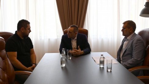 MINISTAR VULIN SA ČELNICIMA SUPERLIGE: Priprema se velika akcija na fudbalskim stadionima! MINISTAR VULIN SA ČELNICIMA SUPERLIGE: Priprema se velika akcija na fudbalskim stadionima!
