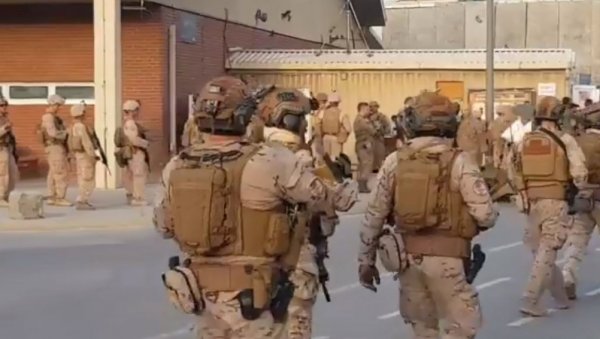 АМЕРИКАНЦИ ОТВОРИЛИ ВАТРУ НА АЕРОДРОМУ: Хаос у Кабулу не јењава, огласио се Пентагон (ВИДЕО) АМЕРИКАНЦИ ОТВОРИЛИ ВАТРУ НА АЕРОДРОМУ: Хаос у Кабулу не јењава, огласио се Пентагон (ВИДЕО)