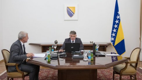 ЏАФЕРОВИЋ И КОМШИЋ ПРАВЕ ЦИРКУС: Седнице Председништва БиХ постале полигон за пласирање разних политичких спинова ЏАФЕРОВИЋ И КОМШИЋ ПРАВЕ ЦИРКУС: Седнице Председништва БиХ постале полигон за пласирање разних политичких спинова