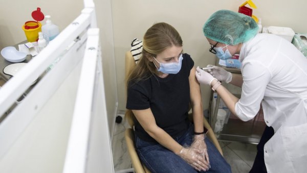 СИМПТОМИ КОД ВАКЦИНИСАНИХ И НЕВАКЦИНИСАНИХ СЕ РАЗЛИКУЈУ: Пет проблема се јавља код обе групе заражених короном, али нису исти СИМПТОМИ КОД ВАКЦИНИСАНИХ И НЕВАКЦИНИСАНИХ СЕ РАЗЛИКУЈУ: Пет проблема се јавља код обе групе заражених короном, али нису исти