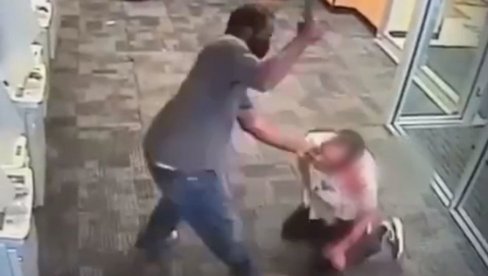 (UZNEMIRUJUĆI VIDEO) JEZIVI SNIMAK NAPADA SEKIROM: Scena kao iz horor filma, bez razloga brutalno iskasapio čoveka u NJujorku (UZNEMIRUJUĆI VIDEO) JEZIVI SNIMAK NAPADA SEKIROM: Scena kao iz horor filma, bez razloga brutalno iskasapio čoveka u NJujorku