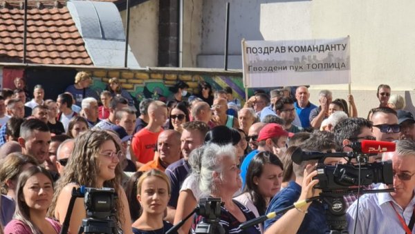ВЕЛИЧАНСТВЕН ДОЧЕК ЗА ПРЕДСЕДНИКА: Велики транспарент за Вучића - Поздрав команданту! (ФОТО) ВЕЛИЧАНСТВЕН ДОЧЕК ЗА ПРЕДСЕДНИКА: Велики транспарент за Вучића - Поздрав команданту! (ФОТО)