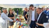 ВУЧИЋ У ОБИЛАСКУ МЛЕКАРЕ У БЛАЦУ: Невероватно способни и вредни наши људи (ФОТО) ВУЧИЋ У ОБИЛАСКУ МЛЕКАРЕ У БЛАЦУ: Невероватно способни и вредни наши људи (ФОТО)