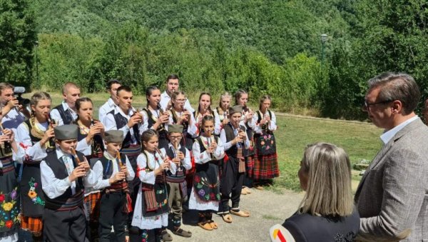 ПРЕЛЕПА СЦЕНА: Малишани у Брусу засвирали фруле за председника Вучића (ФОТО) ПРЕЛЕПА СЦЕНА: Малишани у Брусу засвирали фруле за председника Вучића (ФОТО)