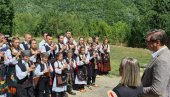 ПРЕЛЕПА СЦЕНА: Малишани у Брусу засвирали фруле за председника Вучића (ФОТО) ПРЕЛЕПА СЦЕНА: Малишани у Брусу засвирали фруле за председника Вучића (ФОТО)