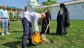 POSADILI DRVO PRIJATELJSTVA: Vučević i Stanivuković u poseti manastiru Pečerski POSADILI DRVO PRIJATELJSTVA: Vučević i Stanivuković u poseti manastiru Pečerski