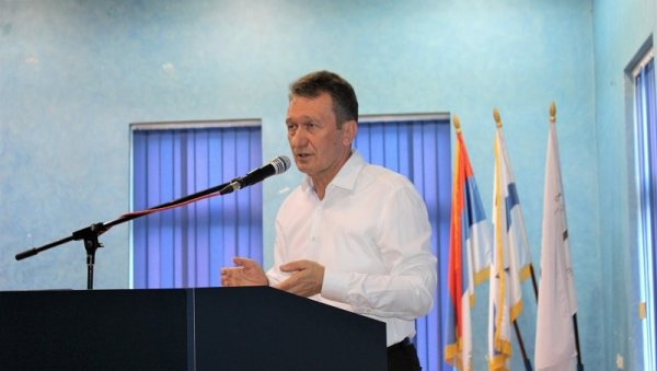 ДАР ОД СРЦА: У Угљевику дали по 100 КМ ђацима из борачких кућа ДАР ОД СРЦА: У Угљевику дали по 100 КМ ђацима из борачких кућа