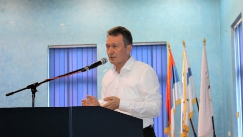 DAR OD SRCA: U Ugljeviku dali po 100 KM đacima iz boračkih kuća DAR OD SRCA: U Ugljeviku dali po 100 KM đacima iz boračkih kuća