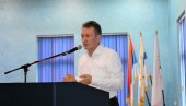 DAR OD SRCA: U Ugljeviku dali po 100 KM đacima iz boračkih kuća DAR OD SRCA: U Ugljeviku dali po 100 KM đacima iz boračkih kuća