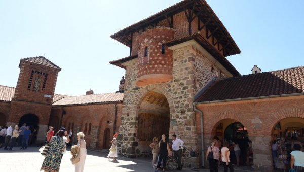 ХРИСОВУЉА ПОЕЗИЈИ СВЕДЕНОГ ЈЕЗИКА: У манастиру Жича и Краљеву одржан 30. духовни сабор Преображење (ФОТО) ХРИСОВУЉА ПОЕЗИЈИ СВЕДЕНОГ ЈЕЗИКА: У манастиру Жича и Краљеву одржан 30. духовни сабор Преображење (ФОТО)