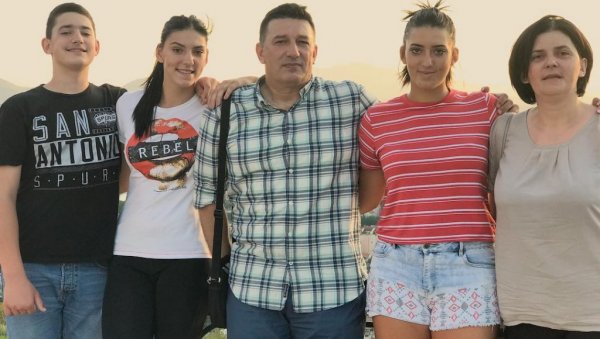 ТАТА И МАМА ОДБОЈКАШИЦА БОШКОВИЋ: Поносни смо на ћерке, навијаћемо за обе ТАТА И МАМА ОДБОЈКАШИЦА БОШКОВИЋ: Поносни смо на ћерке, навијаћемо за обе