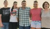 ТАТА И МАМА ОДБОЈКАШИЦА БОШКОВИЋ: Поносни смо на ћерке, навијаћемо за обе ТАТА И МАМА ОДБОЈКАШИЦА БОШКОВИЋ: Поносни смо на ћерке, навијаћемо за обе