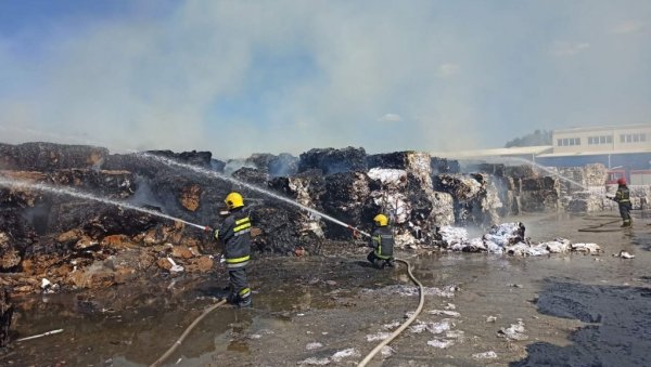 ВЕЛИКИ ПОЖАР НА УМЦИ: Гори код фабрике картона, на терену велики број ватрогасаца (ФОТО) ВЕЛИКИ ПОЖАР НА УМЦИ: Гори код фабрике картона, на терену велики број ватрогасаца (ФОТО)