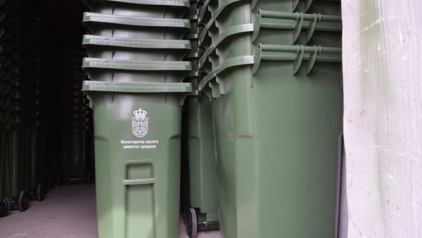 ЗА ЛАКШЕ СЕЛЕКТОВАЊЕ ОТПАДА: Сомбор добио нове канте за рециклажу ЗА ЛАКШЕ СЕЛЕКТОВАЊЕ ОТПАДА: Сомбор добио нове канте за рециклажу