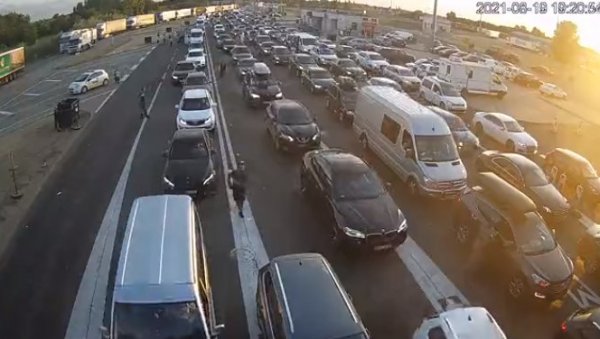 НА ХОРГОШУ И ПРЕШЕВУ НАЈВЕЋА ГУЖВА: И данас појачана задржавања на граничним прелазима - путничка возила чекају по сат и по (ФОТО) НА ХОРГОШУ И ПРЕШЕВУ НАЈВЕЋА ГУЖВА: И данас појачана задржавања на граничним прелазима - путничка возила чекају по сат и по (ФОТО)