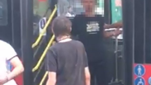 УЖАС НА ЗЕЛЕНОМ ВЕНЦУ: Мушкарац пребио жену, она у крви тражила помоћ од пролазника УЖАС НА ЗЕЛЕНОМ ВЕНЦУ: Мушкарац пребио жену, она у крви тражила помоћ од пролазника