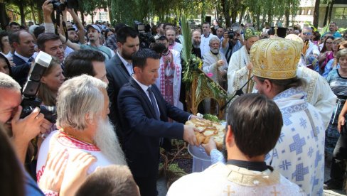 ŠTO NAS VIŠE DELE, SVE SMO JAČI: Trebinje obeležilo krsnu slavu grada i Sabornog hrama ŠTO NAS VIŠE DELE, SVE SMO JAČI: Trebinje obeležilo krsnu slavu grada i Sabornog hrama