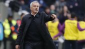 NE MOŽE NA KLUPU, NEMA PROBLEMA: Morinjo našao zanimljiv način da prati meč Inter - Roma NE MOŽE NA KLUPU, NEMA PROBLEMA: Morinjo našao zanimljiv način da prati meč Inter - Roma