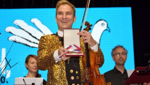 ISPUNJENO MI JE SRCE: Našem slavnom violinisti Stefanu Milenkoviću uručen Stefan Prvovenčani ISPUNJENO MI JE SRCE: Našem slavnom violinisti Stefanu Milenkoviću uručen Stefan Prvovenčani