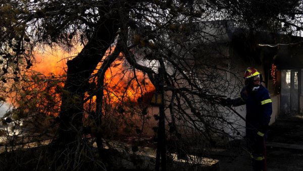 ВАТРА НИЈЕ ПОД КОНТРОЛОМ: Пожар у Атини и даље не јењава (ФОТО) ВАТРА НИЈЕ ПОД КОНТРОЛОМ: Пожар у Атини и даље не јењава (ФОТО)