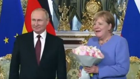 ANGELI MERKEL ZAZVONIO TELEFON NA SASTANKU SA PUTINOM: NJegova reakcija će vas oduševiti (VIDEO) ANGELI MERKEL ZAZVONIO TELEFON NA SASTANKU SA PUTINOM: NJegova reakcija će vas oduševiti (VIDEO)