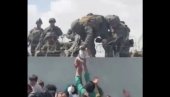 НАКОН СНИМКА КОЈИ ЈЕ ПОТРЕСАО СВЕТ: Амерички маринац вратио бебу оцу (ВИДЕО) НАКОН СНИМКА КОЈИ ЈЕ ПОТРЕСАО СВЕТ: Амерички маринац вратио бебу оцу (ВИДЕО)