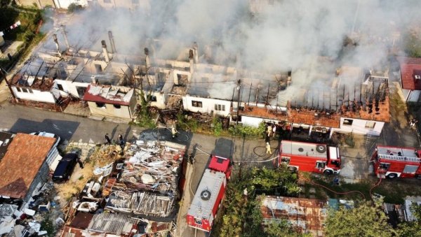 ПОЖАР ЗА ЧАС ПРОГУТАО ЦЕЛО НАСЕЉЕ: У сарајевском Бућа Потоку без крова над главом остало најмање 35 људи ПОЖАР ЗА ЧАС ПРОГУТАО ЦЕЛО НАСЕЉЕ: У сарајевском Бућа Потоку без крова над главом остало најмање 35 људи