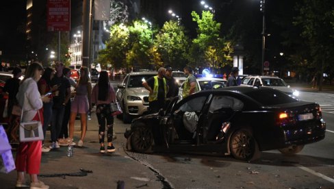 УДЕС У ЦЕНТРУ БЕОГРАДА: Хаос на паркингу испред Скупштине - саобраћај се одвија успорено (ФОТО/ВИДЕО) УДЕС У ЦЕНТРУ БЕОГРАДА: Хаос на паркингу испред Скупштине - саобраћај се одвија успорено (ФОТО/ВИДЕО)